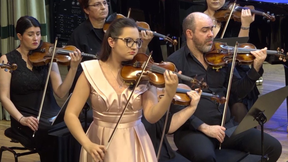 Violonista Maria-Ionela Gheba a debutat pe scena Filarmonicii Piteşti