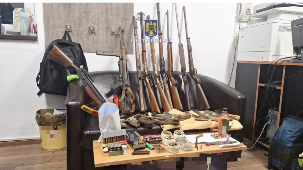 Cercetările continuă în cazul bărbatului care deţinea ilegal un arsenal de arme şi muniţii