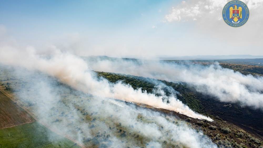 Incendiile de vegetaţie fac ravagii în judeţ