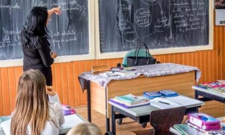 Salariul profesorilor va depinde de evaluarea colegilor şi a directorului şcolii