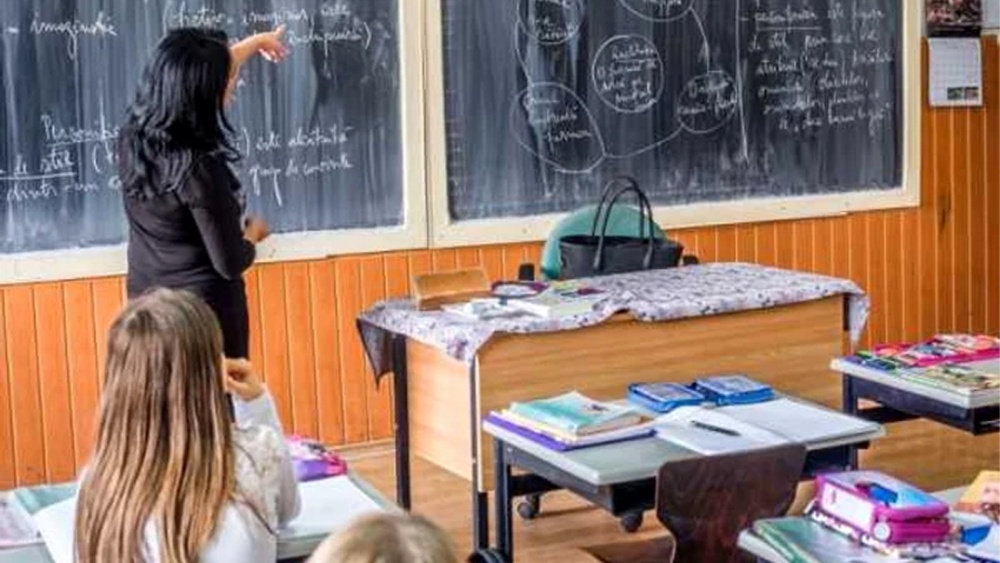 Salariul profesorilor va depinde de evaluarea colegilor şi a directorului şcolii