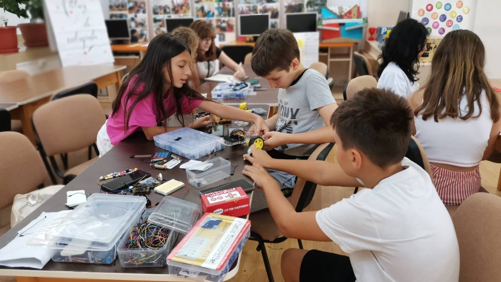 Tulcea: opt tineri vor participa la Târgul Regional de ştiinţe Code Kids 2024