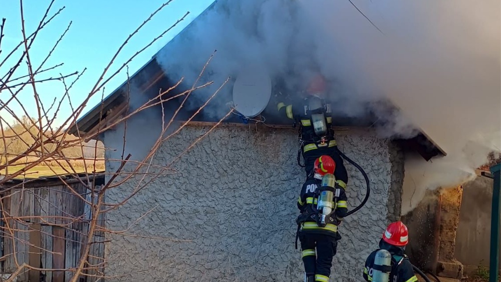 Cataloi: Bărbat salvat din casa aflată în flăcări de un vecin