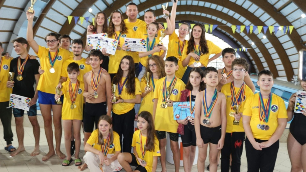 Cei mai buni înotători ai Clubului Sportiv de Nataţie „Atlantis”, premiaţi la Cupa Moş Crăciun 2024