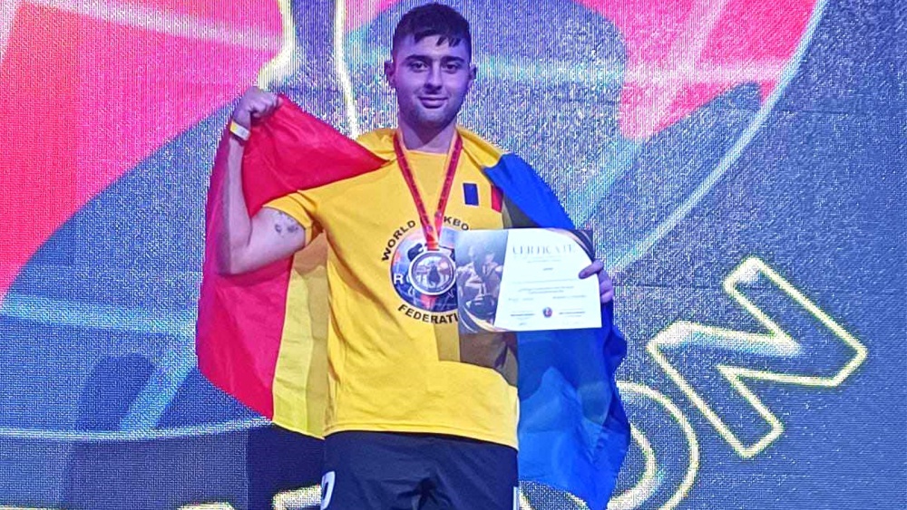 Luptătorul tulcean Daniel Moldoveanu, pe podium la Campionatul Mondial de Kickboxing W.K.F., din Spania