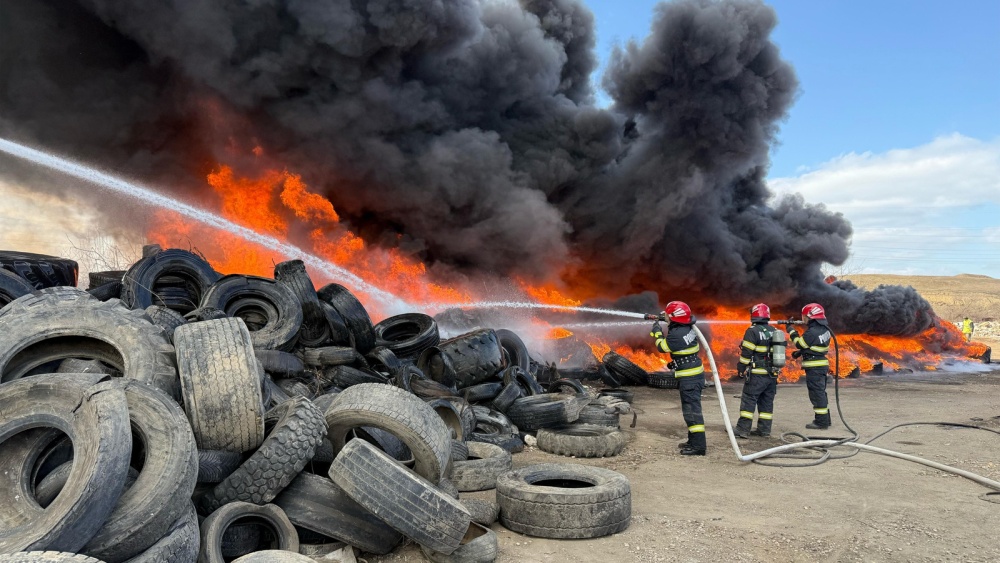 Alertă în Tulcea: Depozitul de anvelope uzate Remat a luat foc