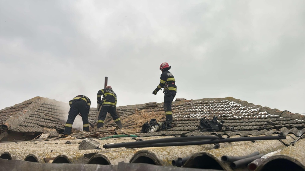 Incendiu la o casă din Izvoarele: trei persoane au primit îngrijiri medicale