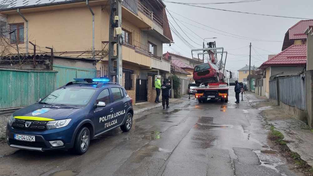 Proprietarii a cinci maşini abandonate în municipiu, notificaţi să le ridice