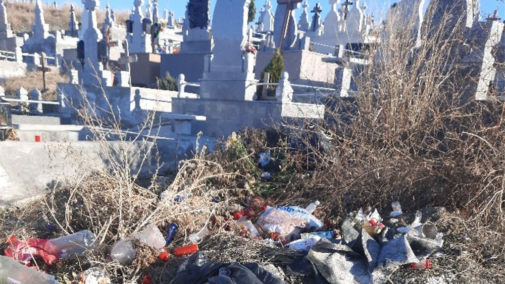 Mormanele de gunoi din cimitir, pe masa consilierilor locali