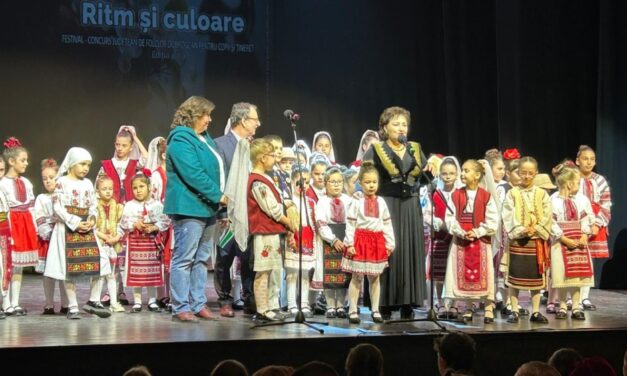 Peste 20 de ansambluri folclorice, prezente la Festivalul ,,Ritm şi culoare”
