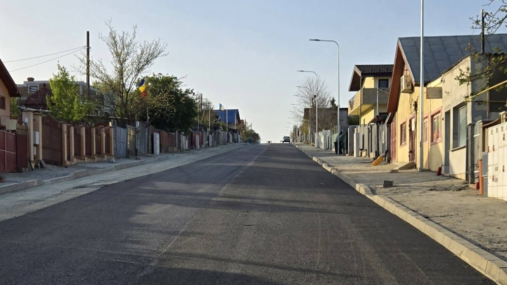 Strada Mahmudiei: gata canalizarea, a început asfaltarea