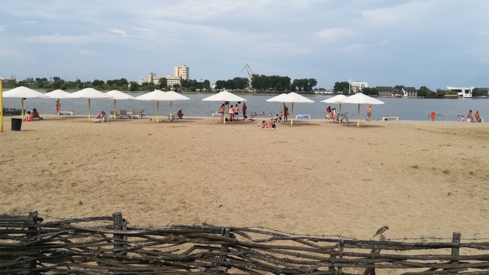 O sută de tone de nisip vor fi aduse pe plaja Lacului Ciuperca