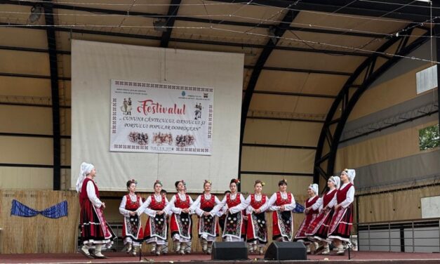 „Cununa cântecului, dansului şi portului popular dobrogean- Roman Jora”, duminică, în Piaţa Civică