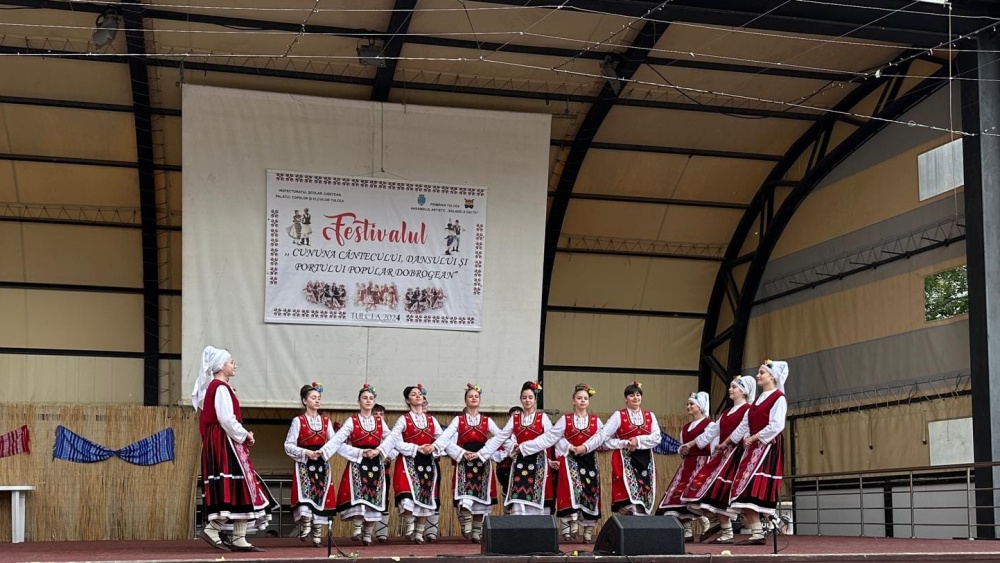 „Cununa cântecului, dansului şi portului popular dobrogean- Roman Jora”, duminică, în Piaţa Civică