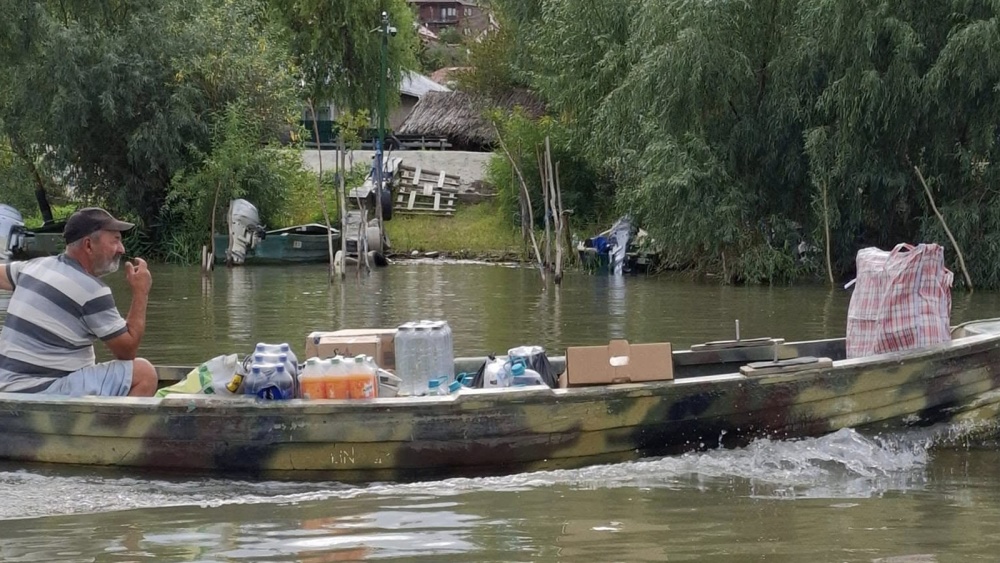 Locuitorii din Băltenii de Jos, izolaţi. Localnicii cer bac şi repararea digului