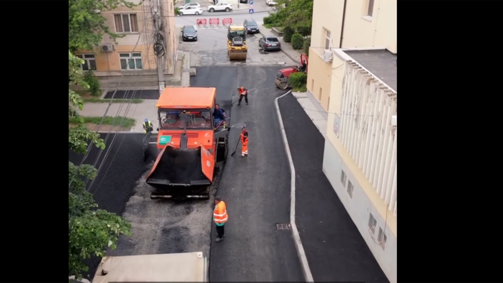 Strada Concordiei a scăpat de piatra cubică: se toarnă al doilea strat de asfalt