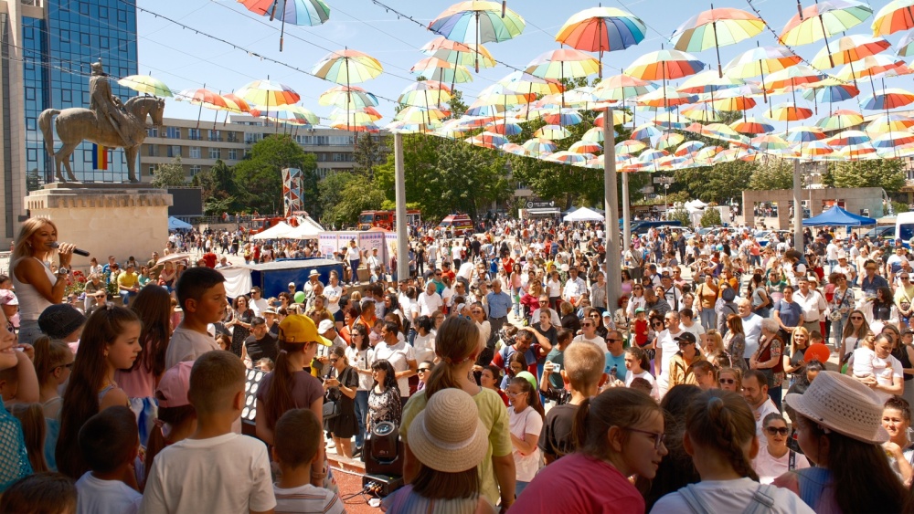 Ziua Copilului, sărbătorită cu fast la Tulcea: carnaval, spectacole de magie, artificii şi concerte
