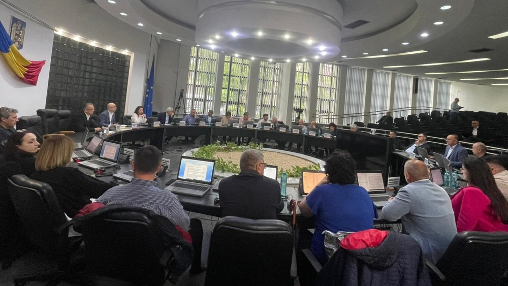Bani risipiţi? Salarii de peste 400.000 lei/an la ATOP Tulcea, despre care Bolojan spune că nu face nimic