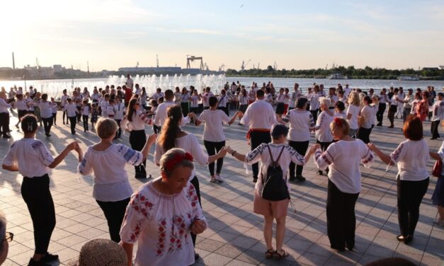 Flashmob la Tulcea de Ziua Iei