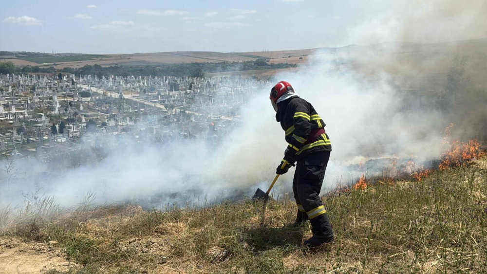 Incendiu în cimitirul din Tulcea: au ars 2,5 hectare de vegetaţie uscată