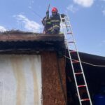 Incendiu puternic la Ilganii de Jos pornit de la vegetaţia uscată. Două case şi o anexă au fost afectate