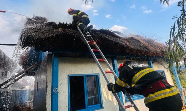 Incendiu la Dunavăţu de Sus: un bungalow a fost mistuit de flăcări