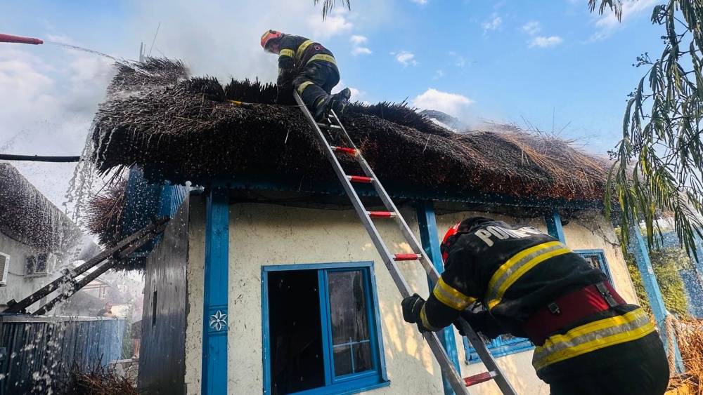 Incendiu la Dunavăţu de Sus: un bungalow a fost mistuit de flăcări