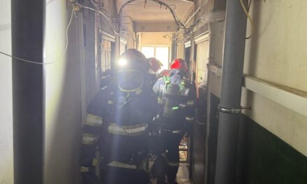 Incendiu la o garsonieră din Vest, provocat de o ţigară: 10 persoane au fost evacuate