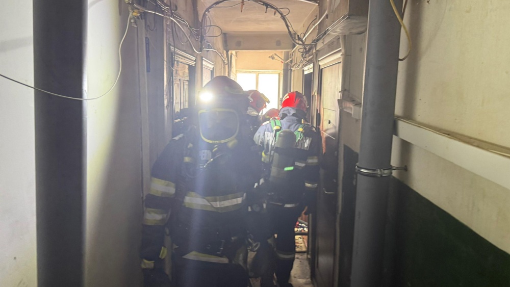 Incendiu la o garsonieră din Vest, provocat de o ţigară: 10 persoane au fost evacuate
