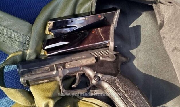 Pistol şi cartuşe cu bilă de cauciuc, descoperite la trecerea de frontieră din Isaccea