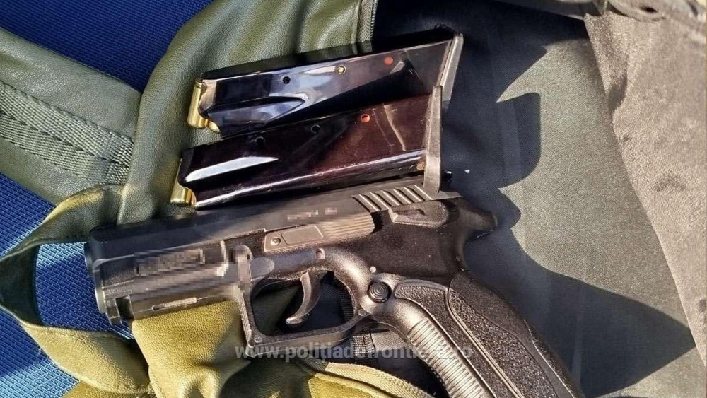 Pistol şi cartuşe cu bilă de cauciuc, descoperite la trecerea de frontieră din Isaccea
