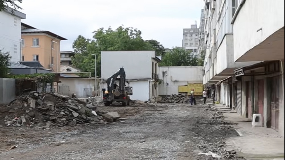 Au fost desfiinţate 31 de garaje de pe Sabinelor. În locul lor vor apărea 45 de locuri de parcare şi containere pentru deşeuri