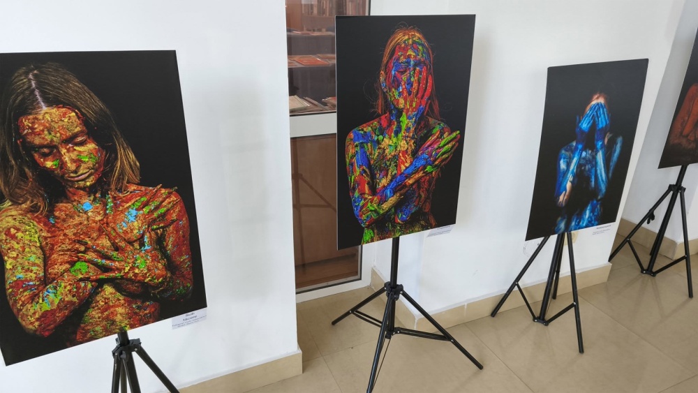 „Culorile melancoliei”, expoziţie de fotografie la Biblioteca Judeţeană „Panait Cerna”