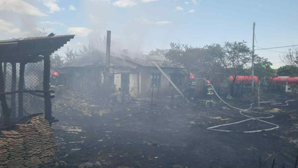 Incendiu de vegetaţie extins la anexele a trei gospodării nelocuite, în Casimcea
