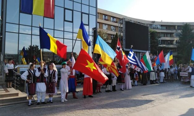 „Peştişorul de Aur”: 25 de ansambluri din ţară şi din străinătate prezente pe scena din Piaţa Civică