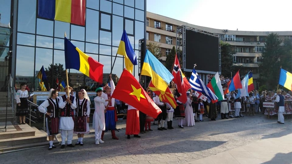 „Peştişorul de Aur”: 25 de ansambluri din ţară şi din străinătate prezente pe scena din Piaţa Civică