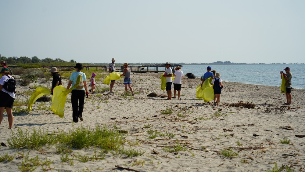 Plaja Sulina, igienizată de voluntari: peste 1,5 tone de deşeuri adunate
