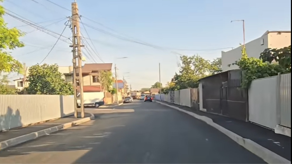Primul strat de asfalt turnat pe strada Prislav din municipiu