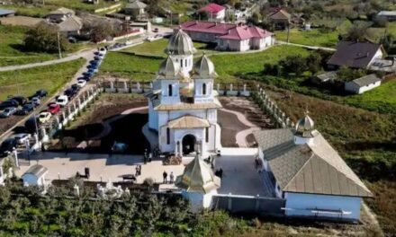 Biserica din Camena, resfinţită după restaurare şi înfrumuseţare