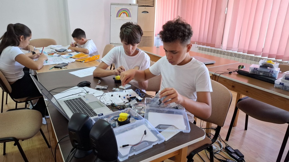 Cinci cluburi din Tulcea şi Constanţa, prezente la Târgul Hackathon Code Kids 2025 de la Biblioteca Judeţeană „Panait Cerna”