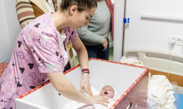 Cutia Bebeluşului ajunge la 250 de mame cu nou-născuţi din judeţul Tulcea
