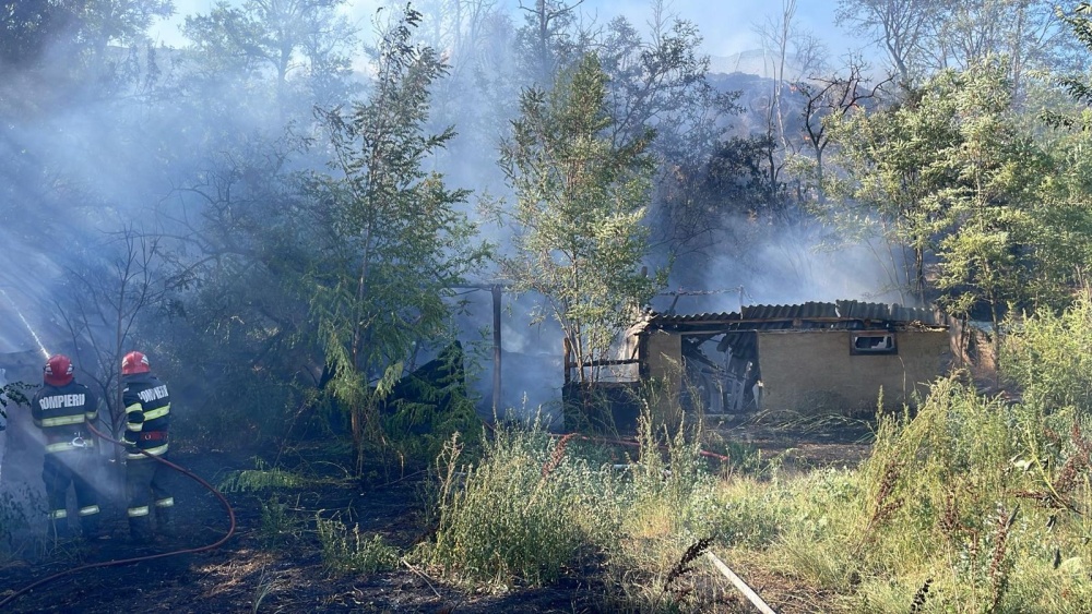 Incendiu puternic la Mahmudia: au ars 4.000 mp de vegetaţie uscată, două anexe gospodăreşti dezafectate şi acoperişul unei locuinţe