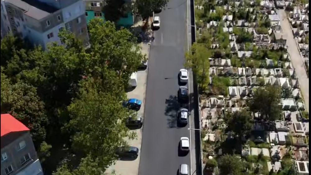 Primul strat de asfalt, turnat pe strada Eternităţii