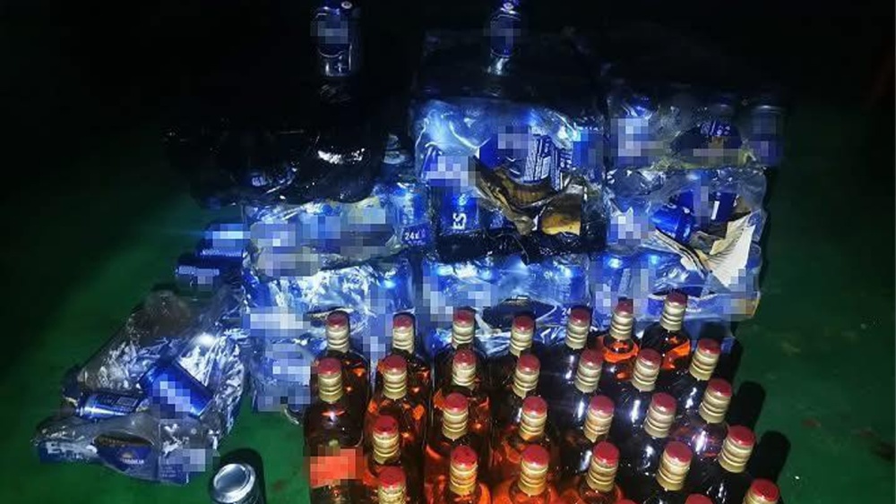 Ţigări şi alcool de contrabandă, ascunse pe o navă, descoperite la Tulcea