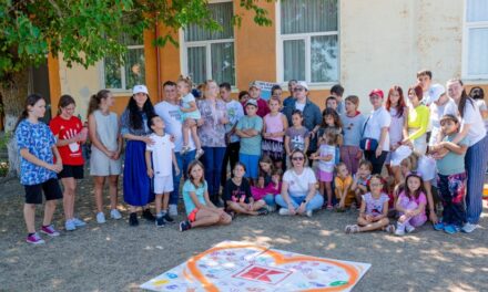 Asociaţia Pastel: 75 de elevi din localităţile izolate din Delta Dunării au primit ghiozdane echipate cu rechizite
