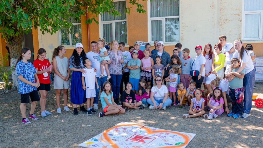 Asociaţia Pastel: 75 de elevi din localităţile izolate din Delta Dunării au primit ghiozdane echipate cu rechizite