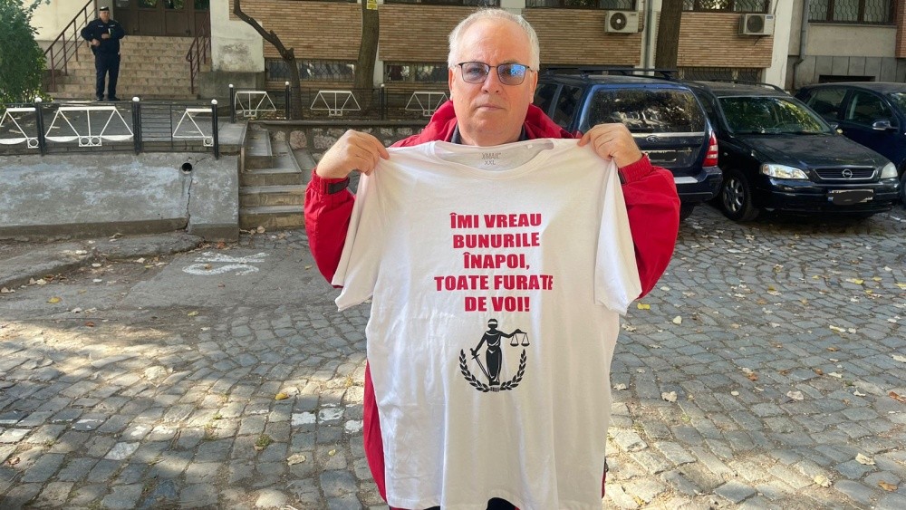 Protest în faţa Parchetului Tulcea. Medicul veterinar Marian Dragotă cere unei firme de curierat despăgubiri de peste 150.000 de euro