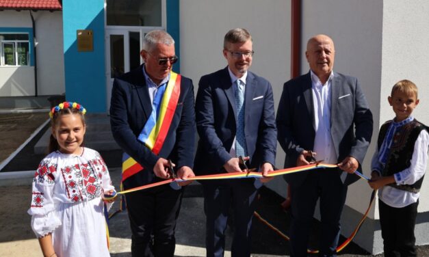 Ambasadorul SUA în România a inaugurat Şcoala Primară nr. 2 din Sarichioi, modernizată cu bani de la americani