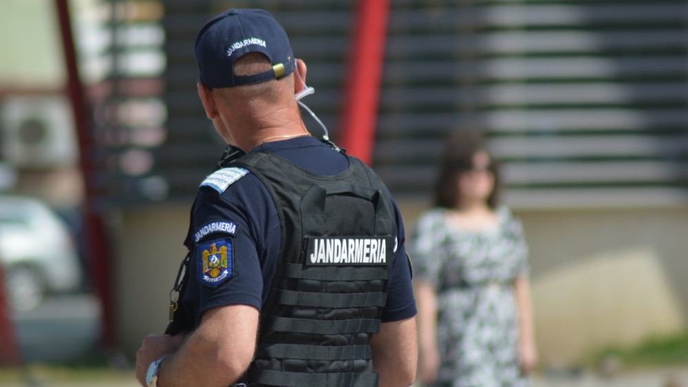 Bătaie între vecine. Au intervenit jandarmii