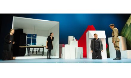 Comedia neagră „Familia Tot” deschide stagiunea 2025-2026 la Teatrul „Jean Bart”